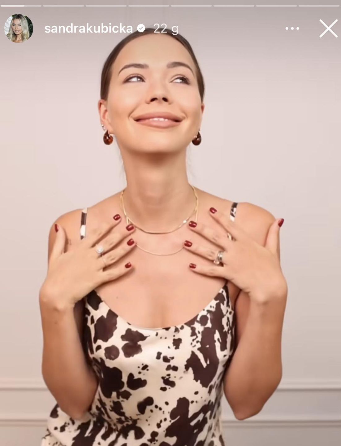 Sandra Kubicka prezentuje paznokcie w odcieniu "cherry red"