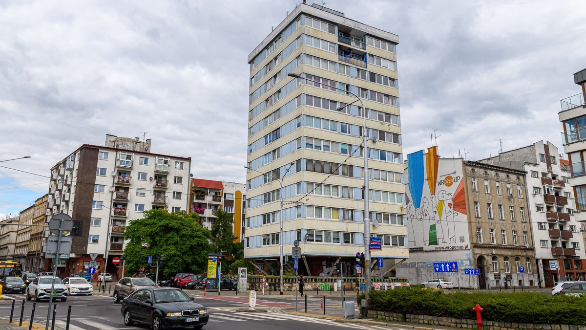 Wrocław, 26.07.2023. Modernistyczny budynek przy ulicy Kościuszki we Wrocławiu, 26 bm. Mieszkańcy kilkudziesięciu lokali popularnego "trzonolinowca" powinni według sporządzonej na zlecenie wspólnoty mieszkaniowej ekspertyzy "jak najszybciej opuścić budynek". Blok posiada 12 kondygnacji, są w nim 44 mieszkania. Podstawą jego unikatowej konstrukcji są żelbetonowe trzony, na których osadzono stropy na stalowych linach. (mk/amb) PAP/Maciej Kulczyński
