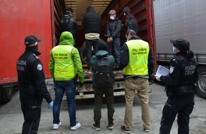 Funkcjonariusze straży granicznej złapali Afgańczyków próbujących nielegalnie wjechać do Polski.