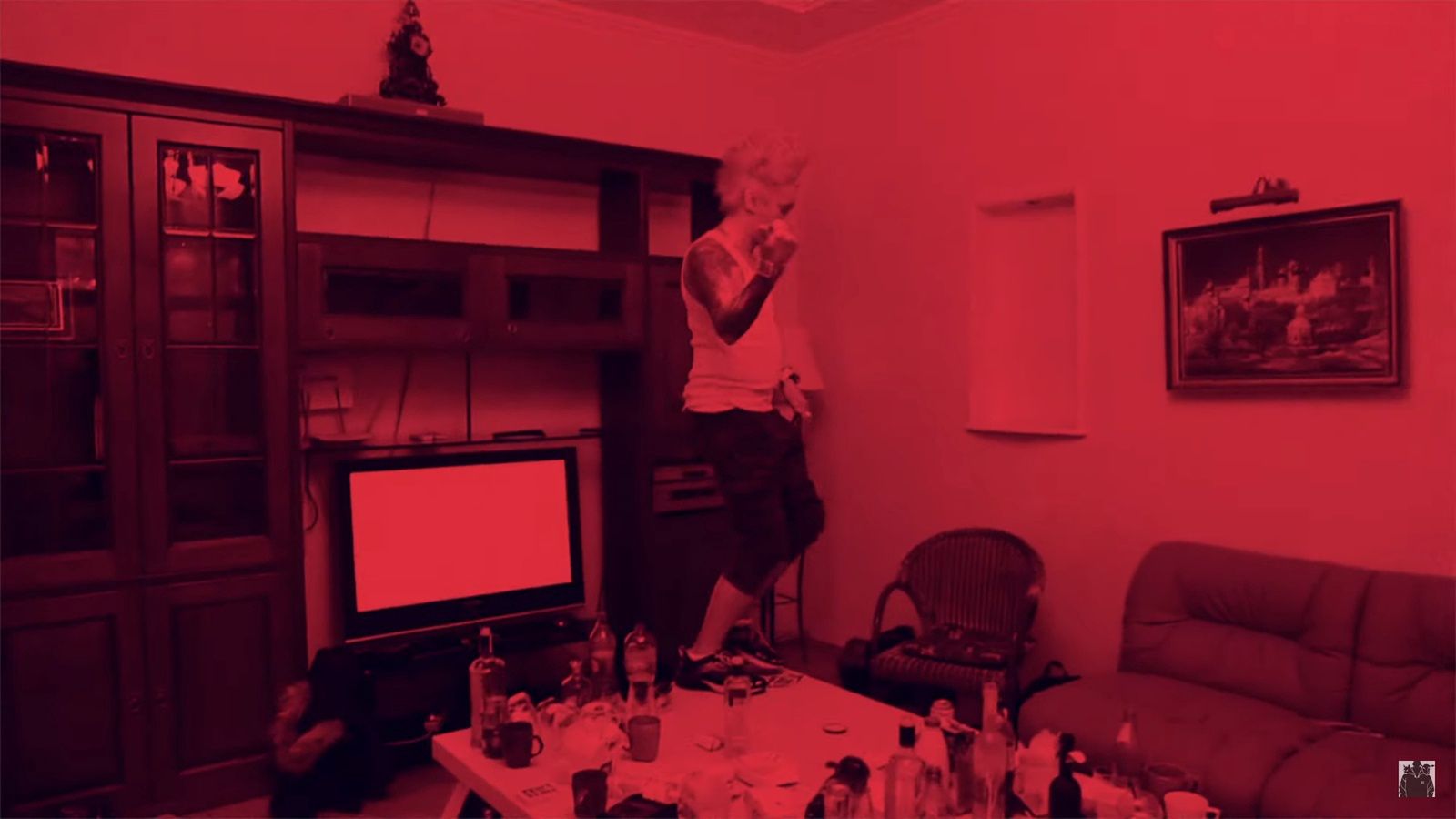 Quebonafide i Michał Wiśniewski w teledysku "Pije wóde i słucham Ich Troje"