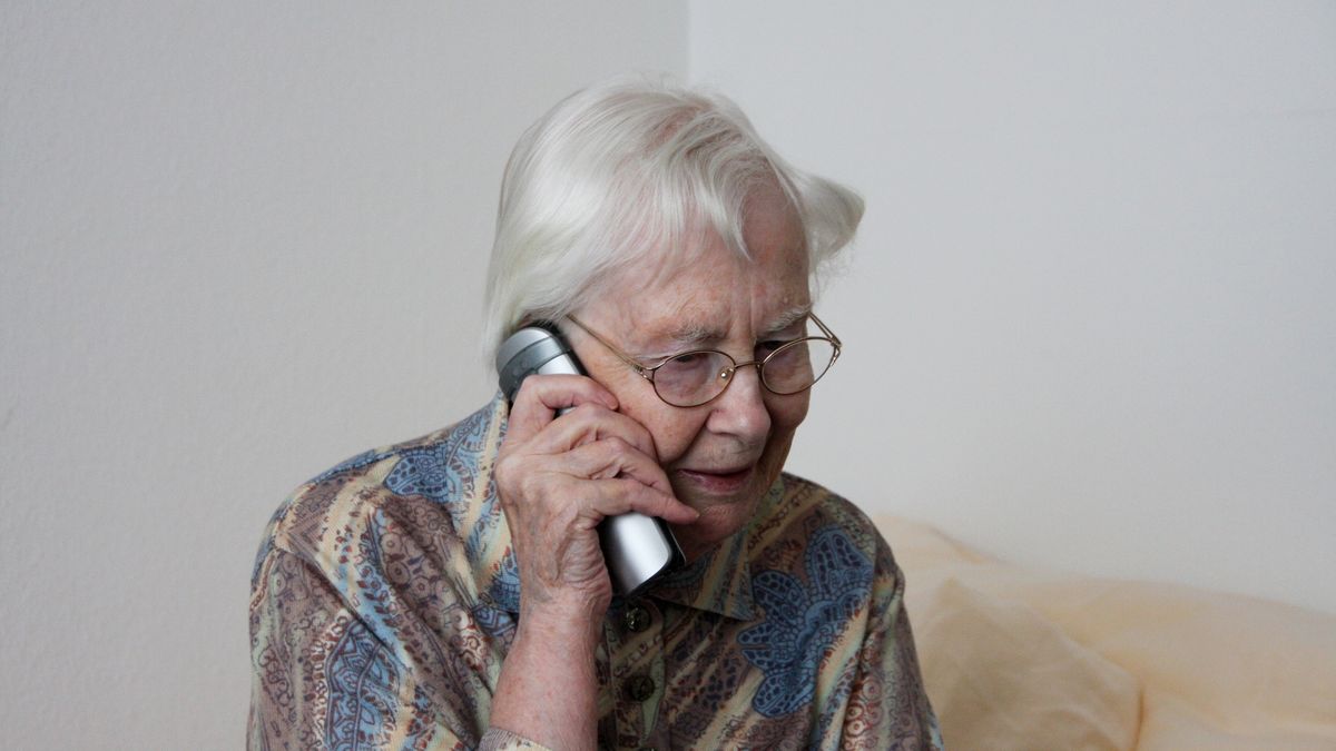 Getting news
Old woman calling
mgs