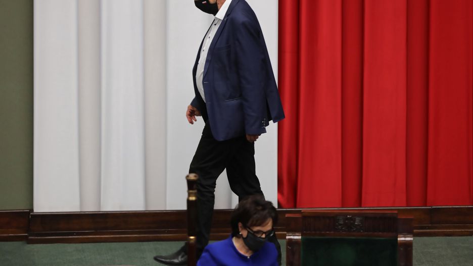 Warszawa, 23.06.2021. Wicemarszałek Sejmu Ryszard Terlecki i marszałek Elżbieta Witek (front) na sali obrad Sejmu w Warszawie, 23 bm. Sejm zajmie się m.in. wnioskami KO o odwołanie: wicepremiera i szefa MAP Jacka Sasina, szefa MSWiA Mariusza Kamińskiego i szefa KPRM Michała Dworczyka. Zdecydowano, że izba rozpatrzy też wniosek o odwołanie Ryszarda Terleckiego z funkcji wicemarszałka. (mr) PAP/Wojciech Olkuśnik