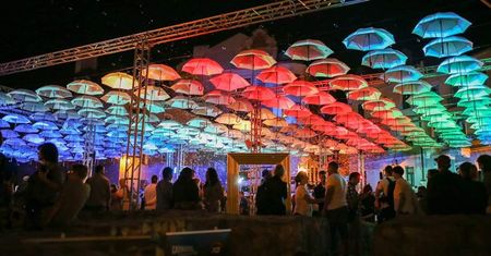 Carnaval Sztukmistrzów: Plac Po Farze z białymi parasolkami