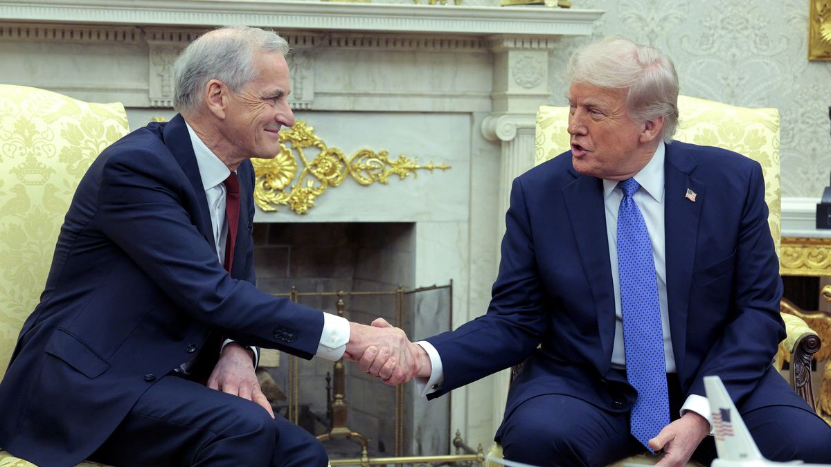 WASHINGTON, DC - APRIL 24: U.S. President Donald Trump (R) shakes hands with Norway's Prime Minister Jonas Gahr Store during a meeting in the Oval Office at the White House on April 24, 2025 in Washington, DC. The leaders are expected to discuss security, trade, NATO and the war in Ukraine. (Photo by Chip Somodevilla/Getty Images)