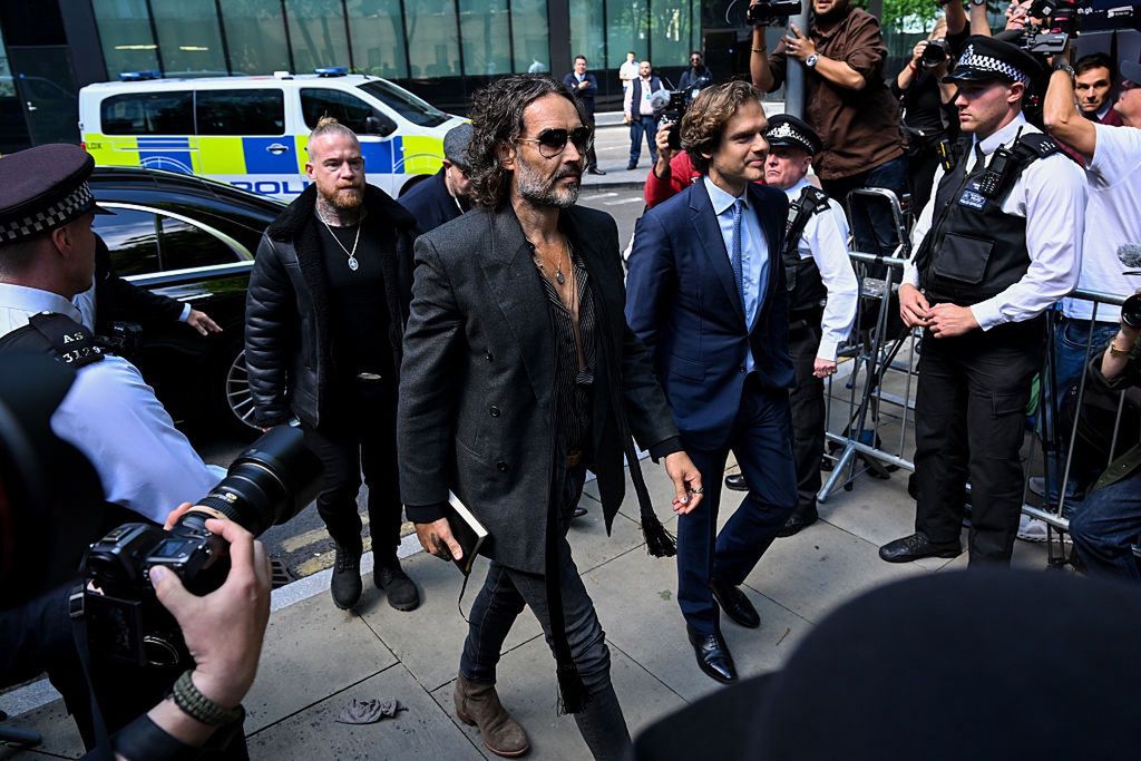 Russell Brand przed rozpoczęciem rozprawy