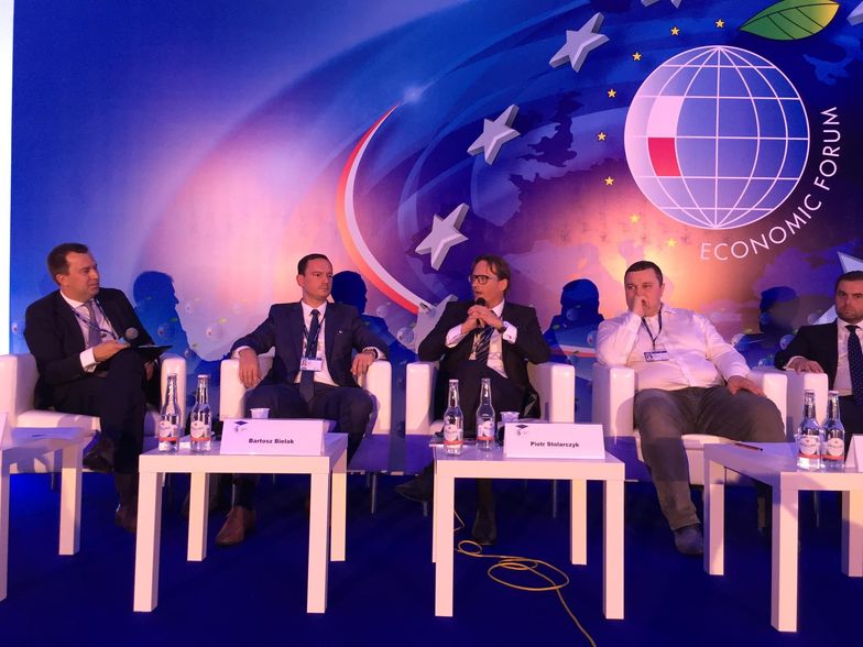 Piotr Stolarczyk z Pekao (z mikrofonem), zachęca polskie firmy do ekspansji na rynkach egzotycznych.