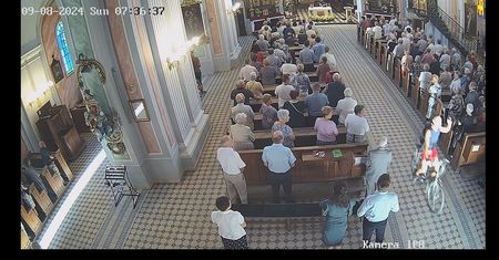 Rowerem wjechał do kościoła, zakłócając mszę święta.
