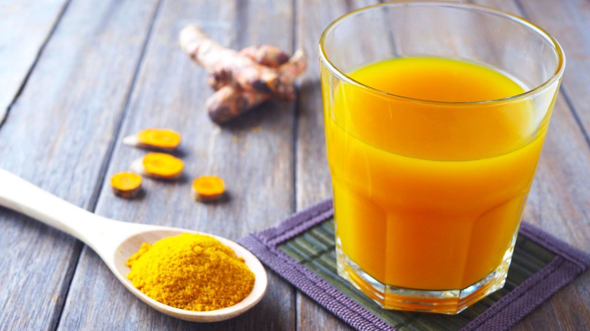 Woda z kurkumą ma właściwości zdrowotne 