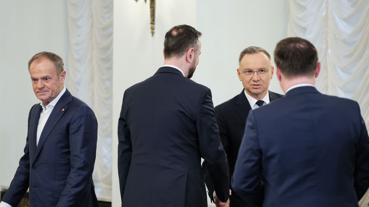 Warszawa, 11.03.2024. Prezydent RP Andrzej Duda (P) i premier Donald Tusk (L) na posiedzeniu Rady Bezpieczeństwa Narodowego w Pałacu Prezydenckim w Warszawie, 11 bm. Posiedzenie Rady Bezpieczeństwa Narodowego odbyło się przed wizytą prezydenta RP i premiera Donalda Tuska w Waszyngtonie, gdzie obaj liderzy spotkają się z prezydentem USA Joe Bidenem w 25. rocznicę dołączenia Polski do Sojuszu Północnoatlantyckiego. (aldg) PAP/Paweł Supernak