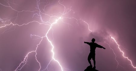 Porażenie piorunem. Tak w sekundę błyskawica niszczy organizm człowieka