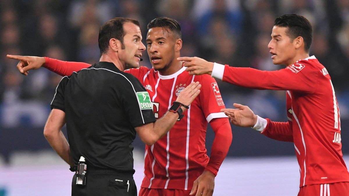 Piłkarze Bayernu przekonują sędziego, że powinien być rzut karny 