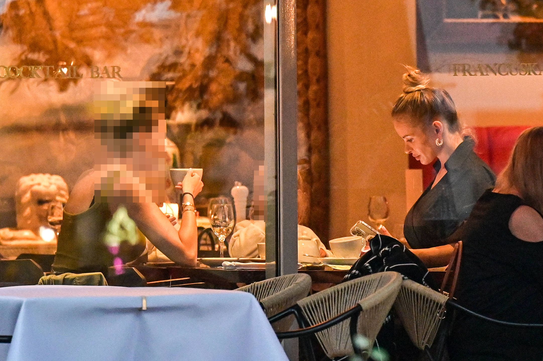 Paula Tumala z córkami i koleżankami