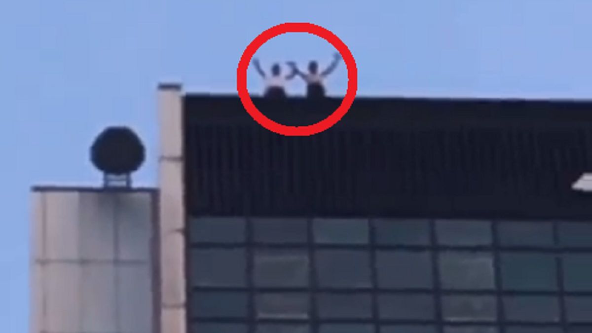 Zdjęcie okładkowe artykułu: Twitter / Michał Pol / Na zdjęciu: mężczyźni na dachu hotelu Marriott