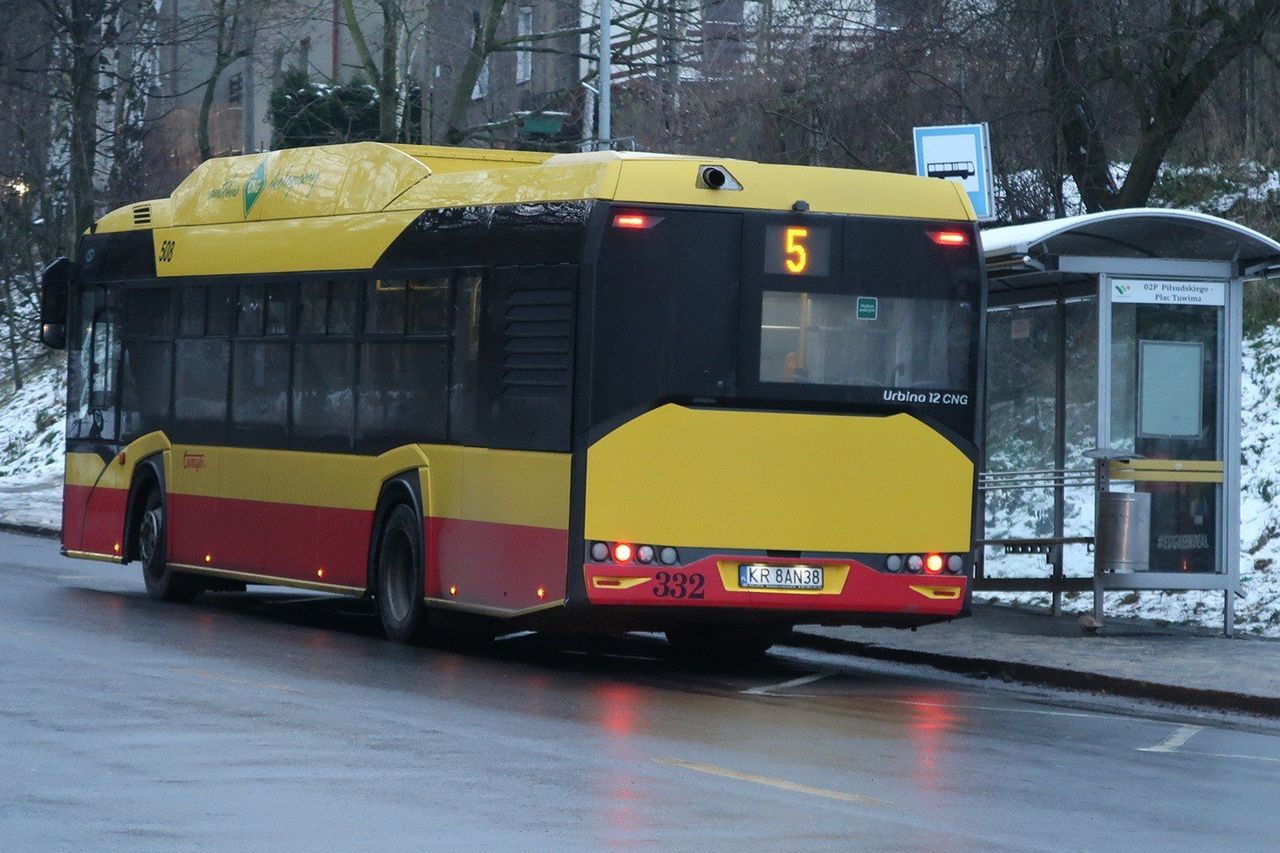 Koniec rozwoju komunikacji Aglomeracji Wałbrzyskiej? Nowe połączenia z Wałbrzychem, ale część istniejących do likwidacji
