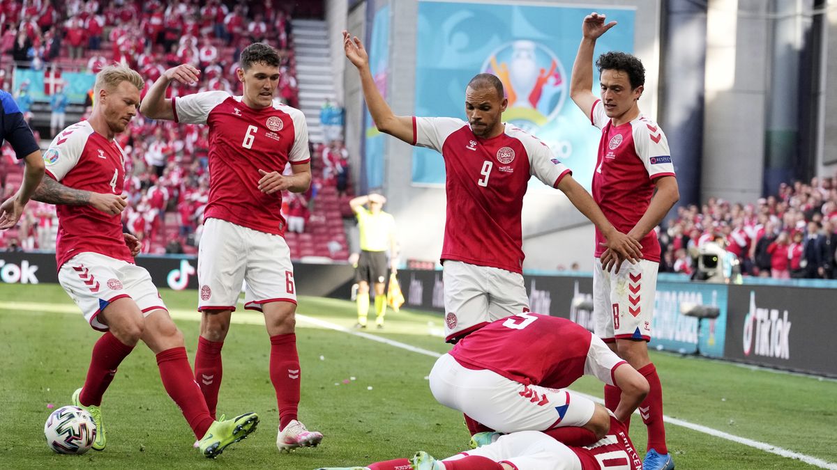 Koledzy z zespołu wzywają służby medyczne do Christiana Eriksena