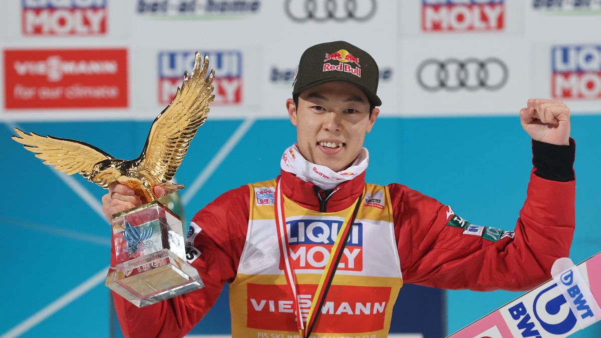 Bischofshofen, Austria, 06.01.2022. Ryoyu Kobayashi na podium. Japończyk Ryoyu Kobayashi wygrał 70. Turniej Czterech Skoczni, który zakończył się 6 bm. w austriackim Bischofshofen. (gj) PAP/Grzegorz Momot