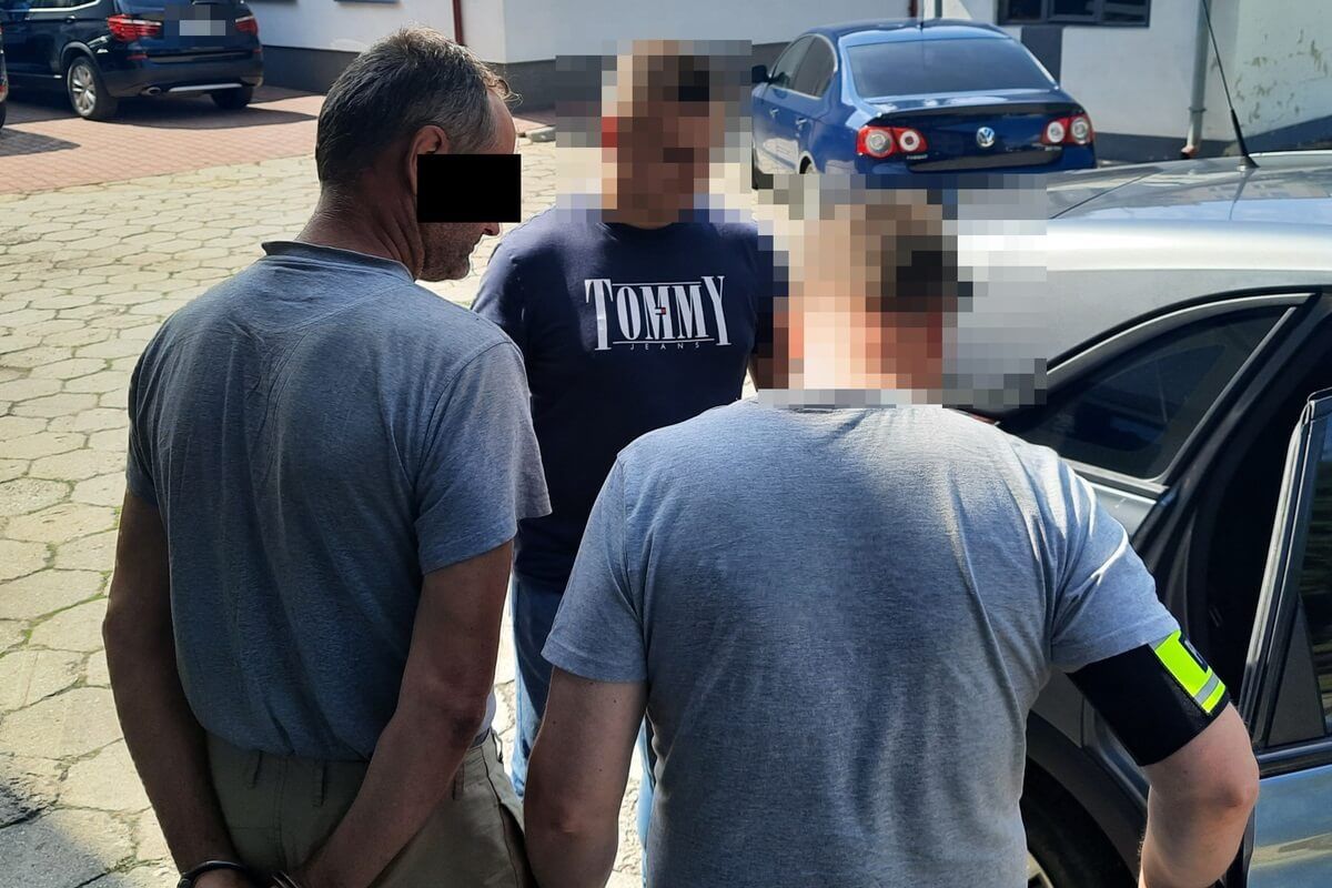Policjant trzyma sprawcę wypadku