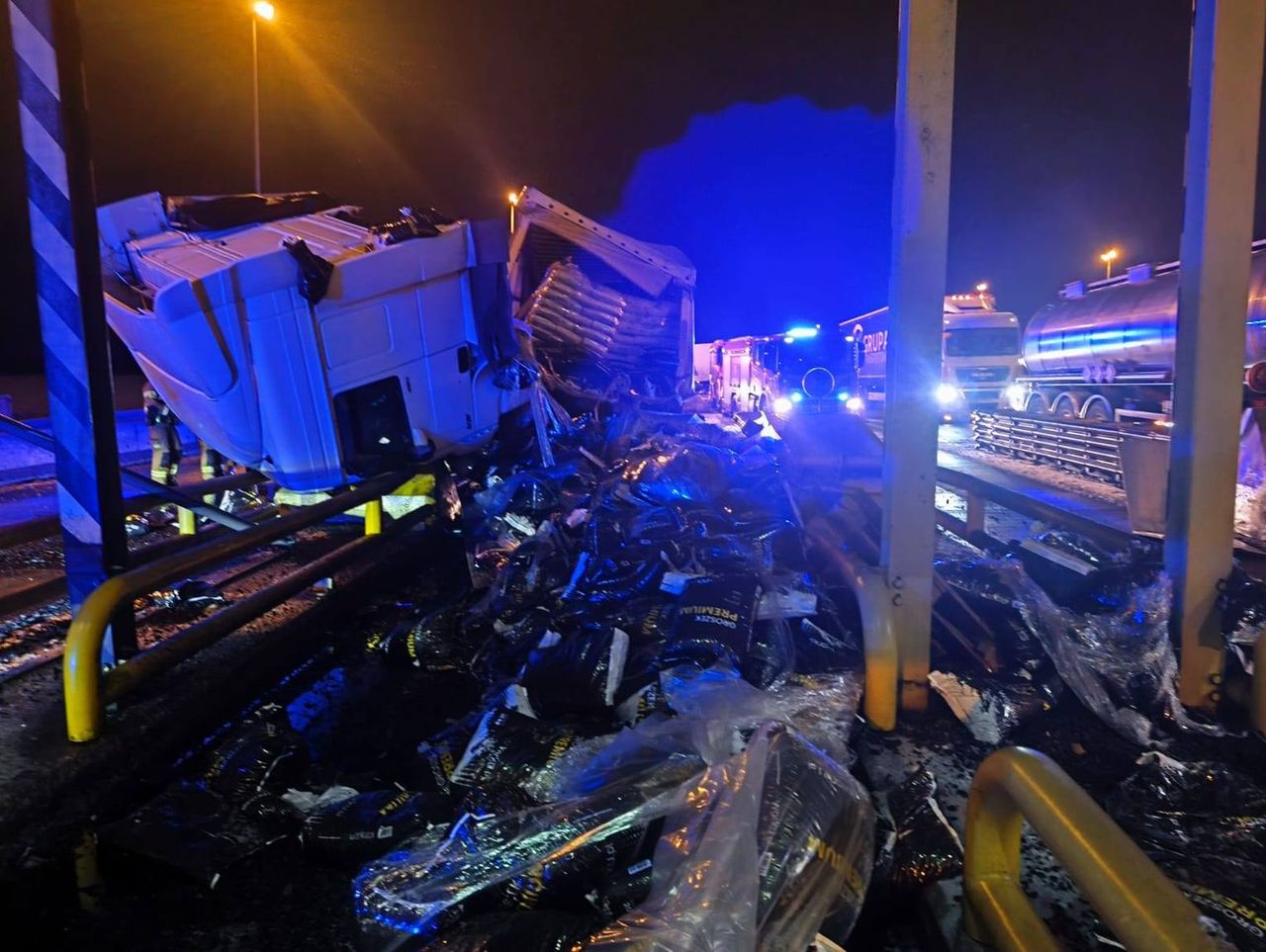 Żernica: Poważny wypadek na A4. Ciężarówka staranowała bramki