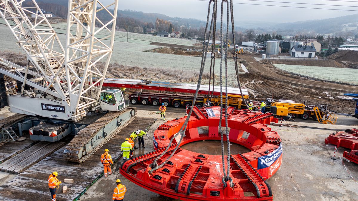 maszyna TBM
Darek Delmanowicz
budowy, droga, ekspresowa, infrastruktury, plac, tunel, budowa drogi, DW nr 988, maszyna TBM, roz�adunek, tarcza dr���ca, transport