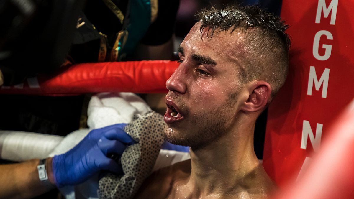 Zdjęcie okładkowe artykułu: Getty Images / Scott Taetsch/Getty Images / Wyczerpany Maksim Dadaszew podczas walki z Subrielem Matiasem.