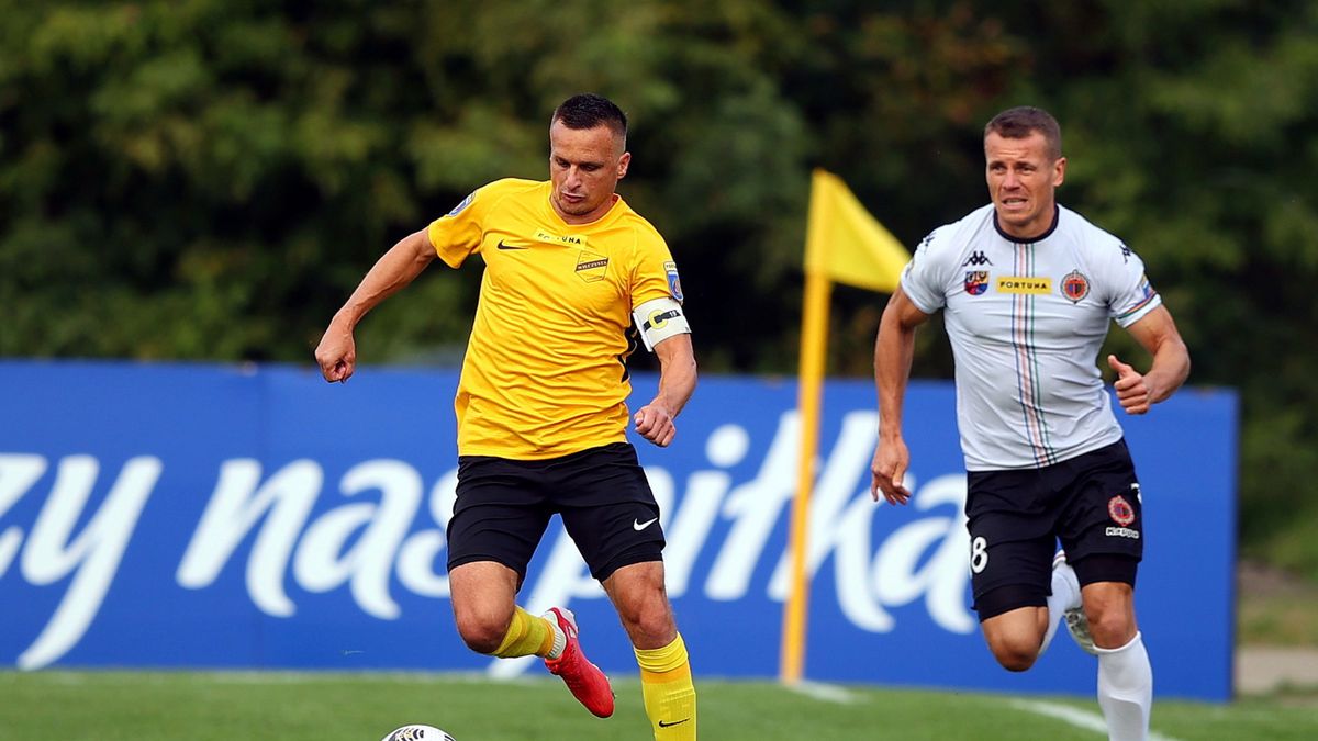 piłkarz drużyny Wieczysta Kraków Sławomir Peszko (z lewej) i Michał Ilków-Gołąb (z prawej) z zespołu Chrobry Głogów