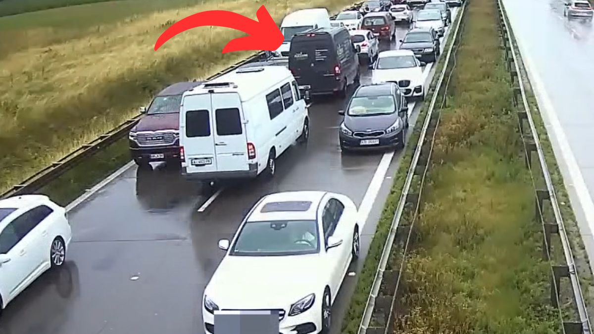 Kierowcy jechali pod prąd korytarzem życia