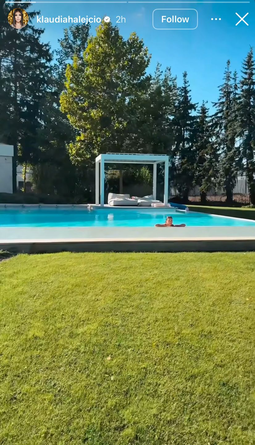 Klaudia Halejcio pluska się w basenie