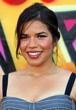 America Ferrera na czerwonym dywanie tuż przed rozpoczęciem gali