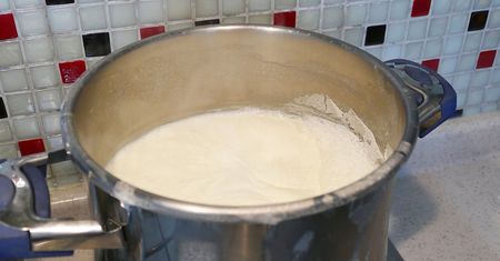 Lepiej nie pić przy problemach z jelitami. Pogłębi najgorsze objawy
