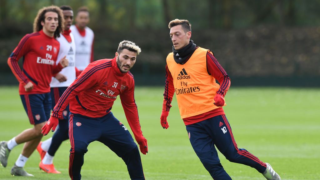 Zdjęcie okładkowe artykułu: Getty Images / Stuart MacFarlane/Arsenal FC / Na zdjęciu: Sead Kolasinac (z lewej) i Mesut Oezil podczas treningu