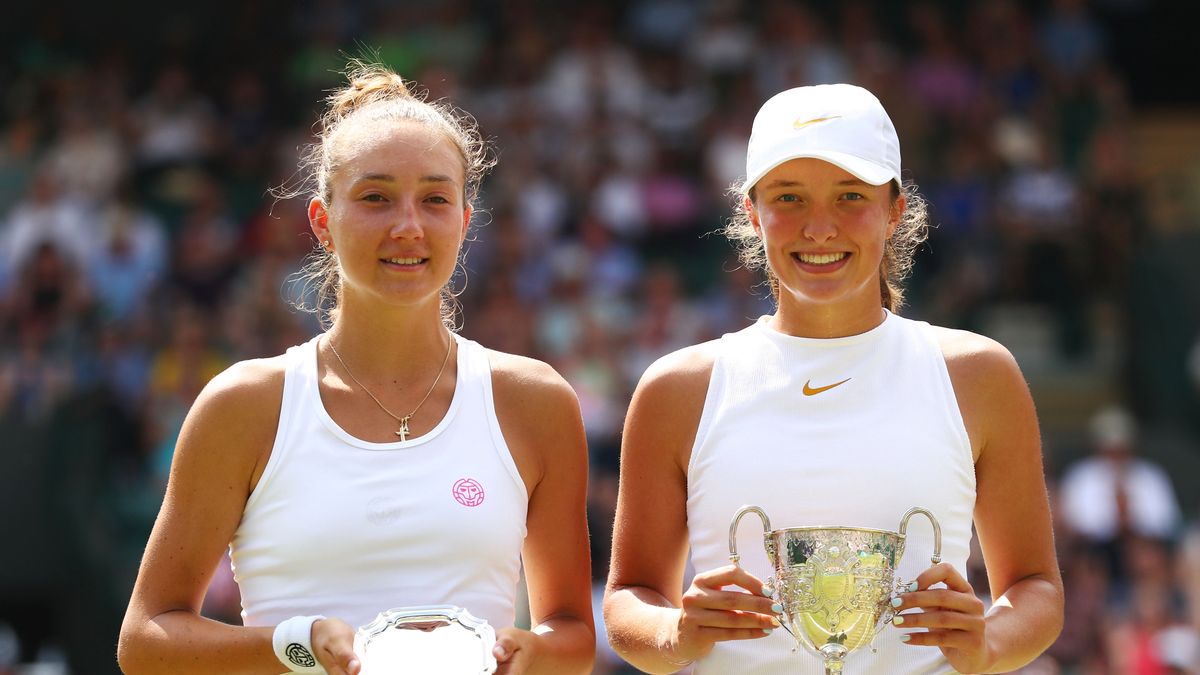 Leonie Küng i Iga Świątek, finalistka i mistrzyni juniorskiego Wimbledonu 2018