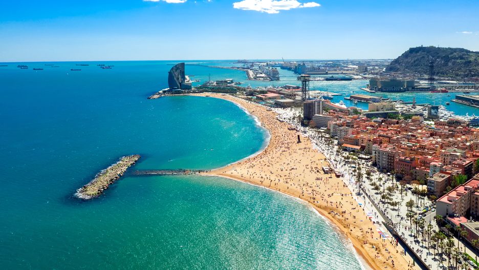 Widok z lotu ptaka na plaże w Barcelonie