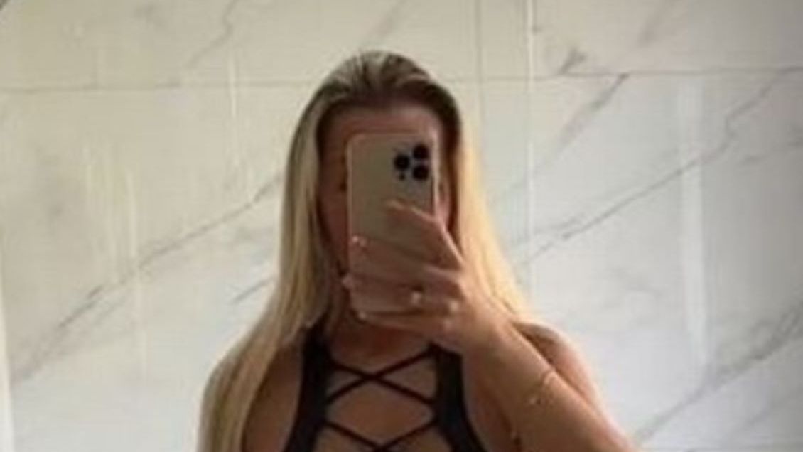 Kobieta uważa, że sukienka jest odpowiednia na pogrzeb 