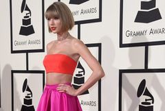 Taylor Swift w kreacji Versace na rozdaniu nagród Grammy