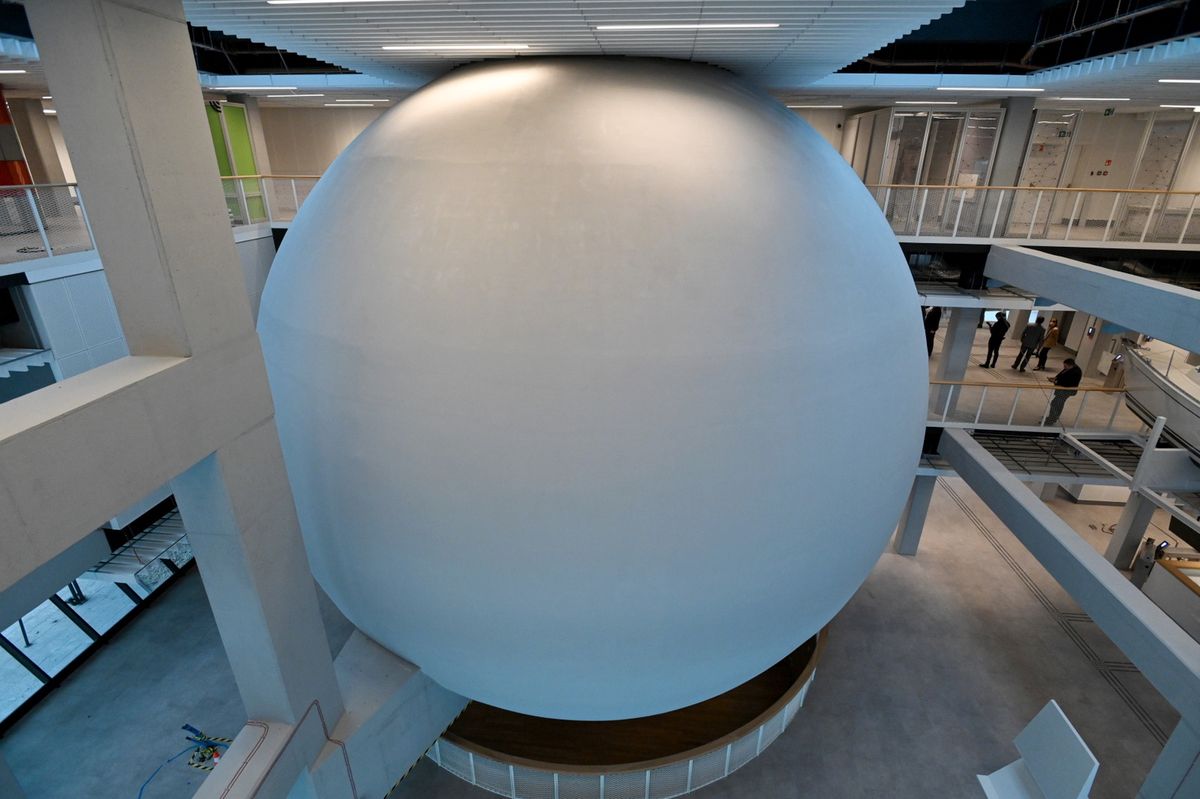 Planetarium jest zawieszone na szkieletowej konstrukcji budynku
