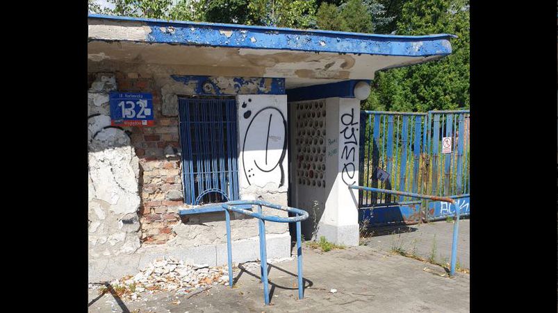 Materiały prasowe / Na zdjęciu: gruz pod kasami na stadionie Gwardii