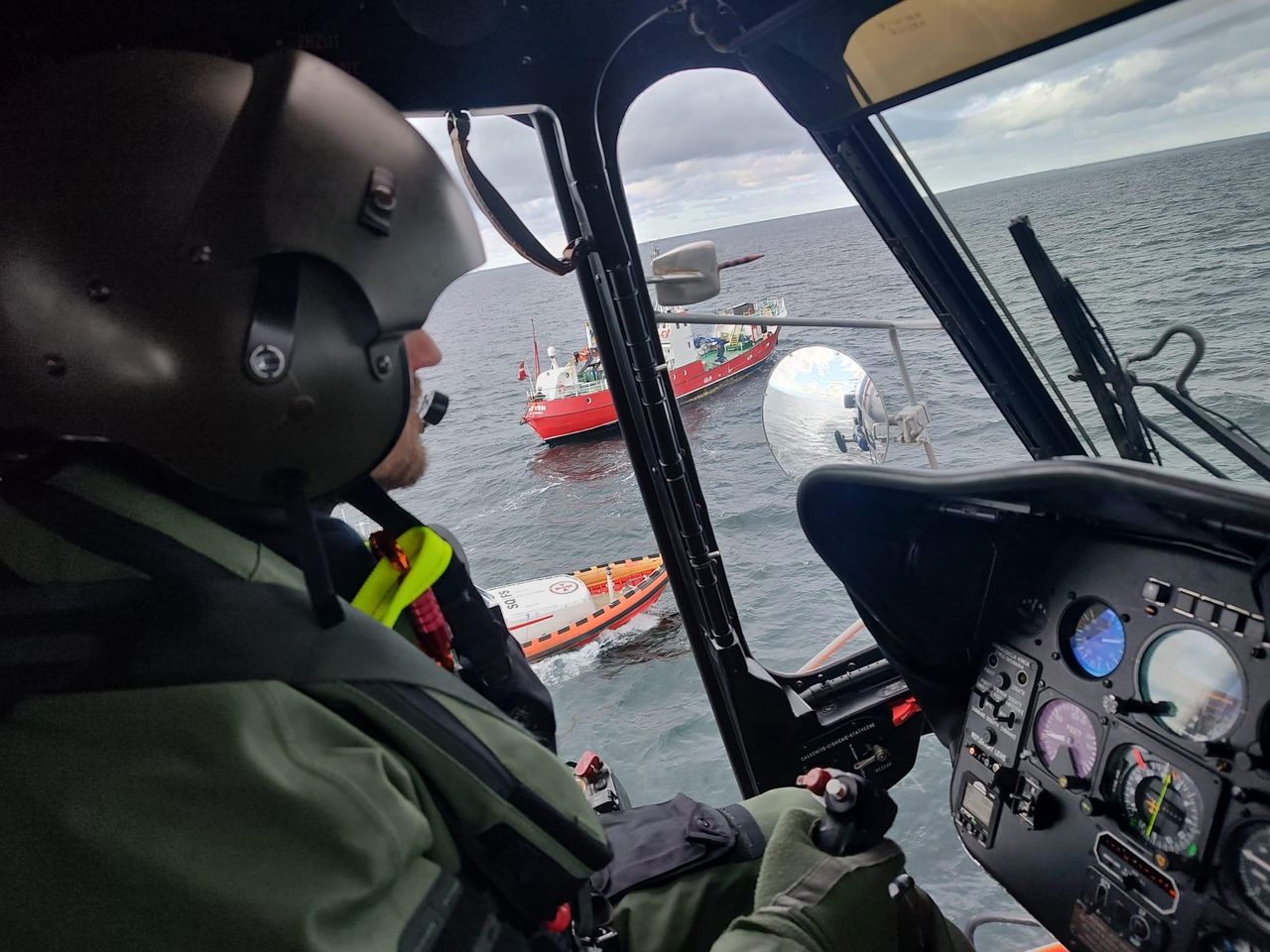 Pilna ewakuacja ze statku. Śmigłowiec wojska ruszył na pomoc