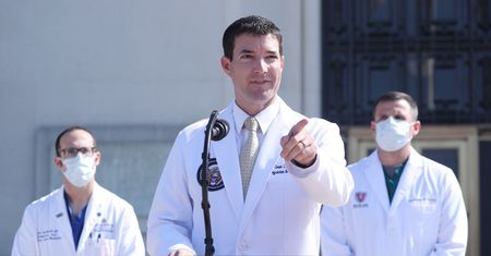 Dr Sean Conley jest na ustach wszystkich. Co wiemy o lekarzu Donalda Trumpa?