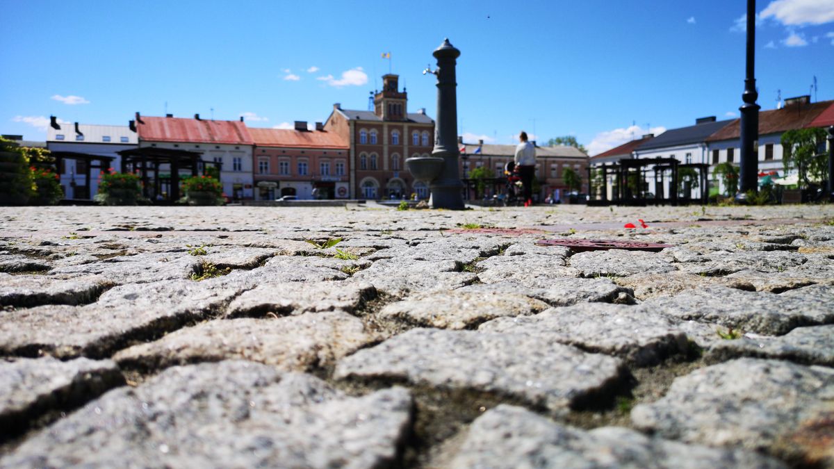 Skierniewicki rynek zrewitalizowano (czyt.: ogołocono z drzew) kilkanaście lat temu. Teraz takie przypadki mają się już nie zdarzać