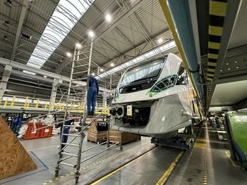 Kolejne pociągi dla Kolei Małopolskich. Umowa między Województwem Małopolskim a sądecką firmą NEWAG na 330 mln złotych podpisana