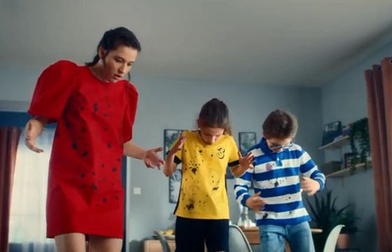 Vanish w nowej reklamie radzi, jak dbać o ubrania dzieci