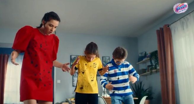 Vanish w nowej reklamie radzi, jak dbać o ubrania dzieci