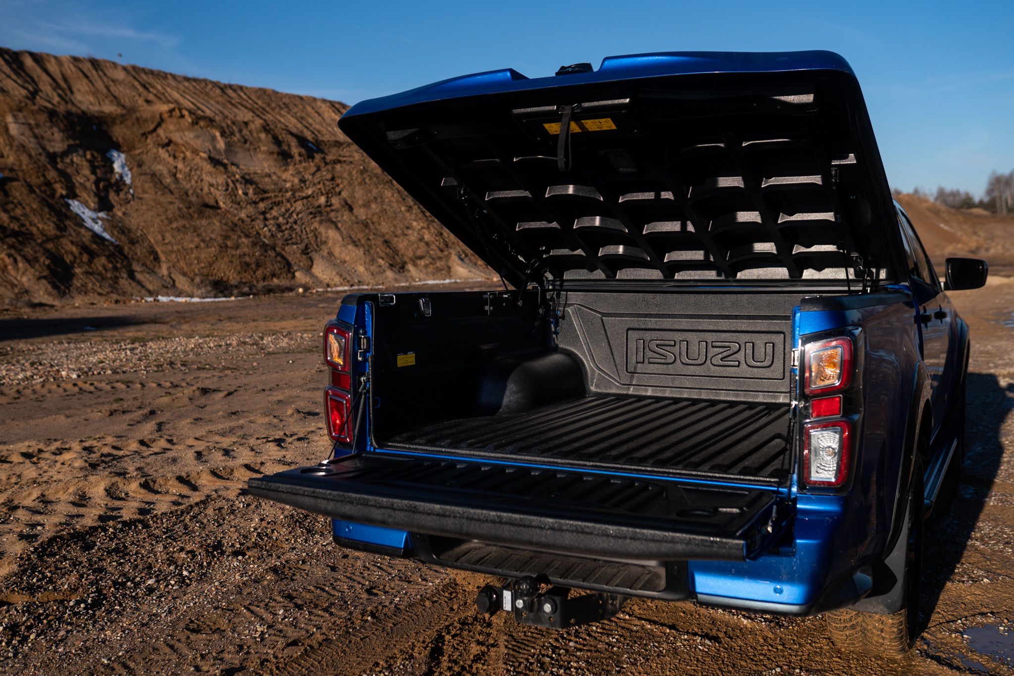 Isuzu D-Max i Toyota Hilux