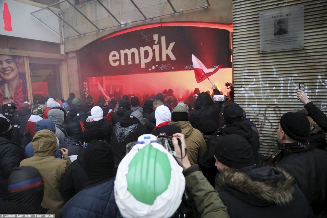 Szturmowali przejście przy Empiku, więc Empik im odpowiada