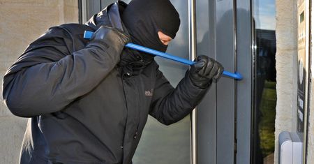 Tego jeszcze nie było. Włamywacz utknął w oknie piwnicy