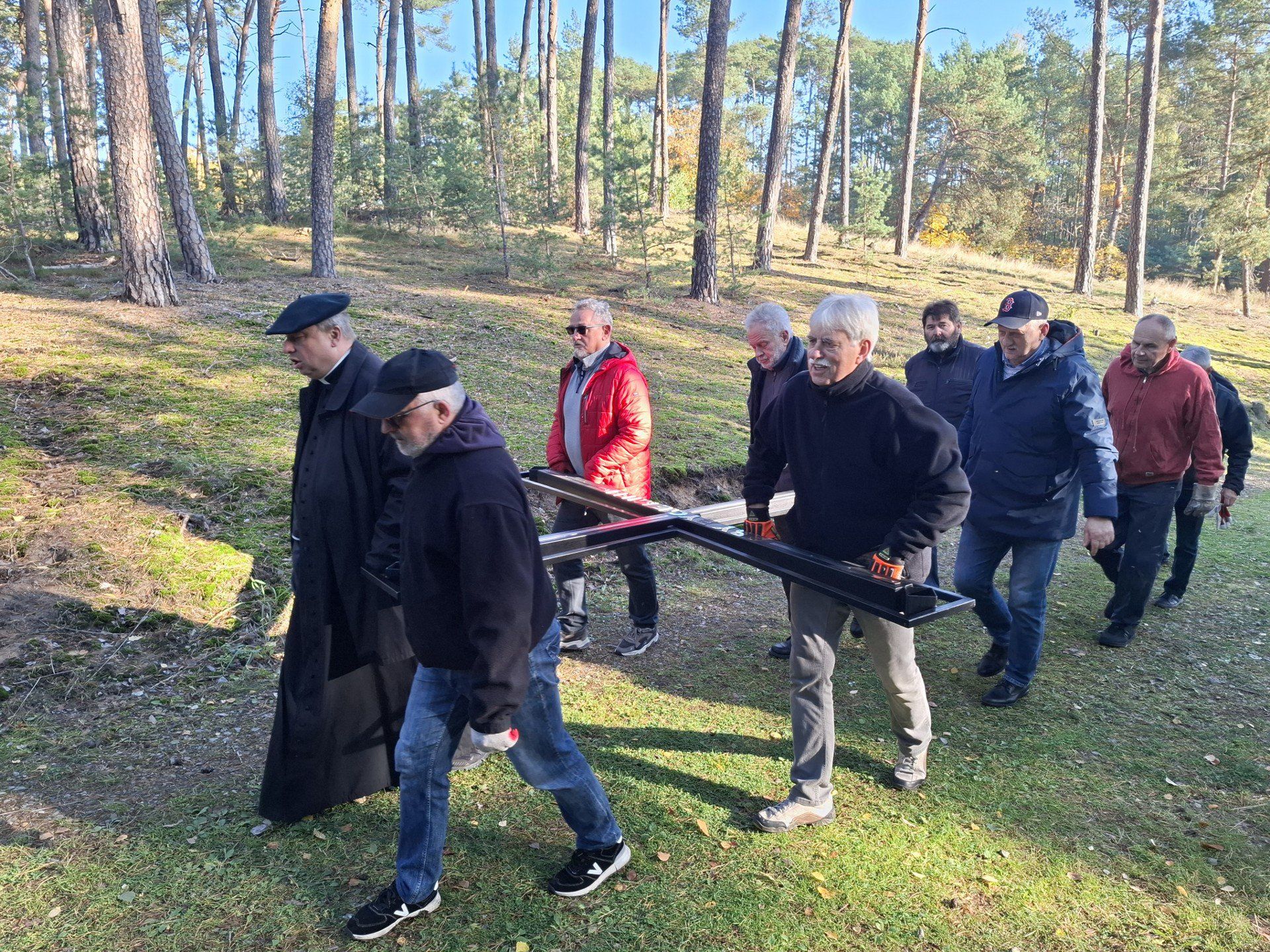 Emerytowani kolejarze skupieni wokół Kolejowej Izby Tradycji działającej na Dworcu Głównym w Toruniu ustawili nowy krzyż w miejscu katastrofy kolejowej pod Otłoczynem. Stary krzyż drewniany, który pojawił się w tym miejscu już we wrześniu 1980 roku, a więc tu po katastrofie, praktycznie się rozpadł.