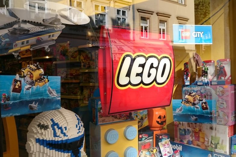 Lego musi szybko budować nowe fabryki. Na razie tnie wydatki na reklamę