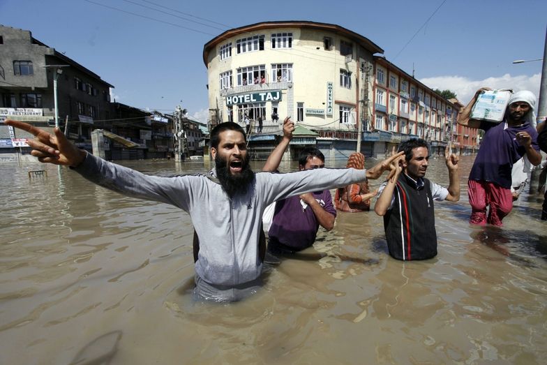Powódź w Indiach. Dramat tysięcy osób
