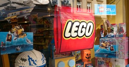 Lego musi szybko budować nowe fabryki. Na razie tnie wydatki na reklamę