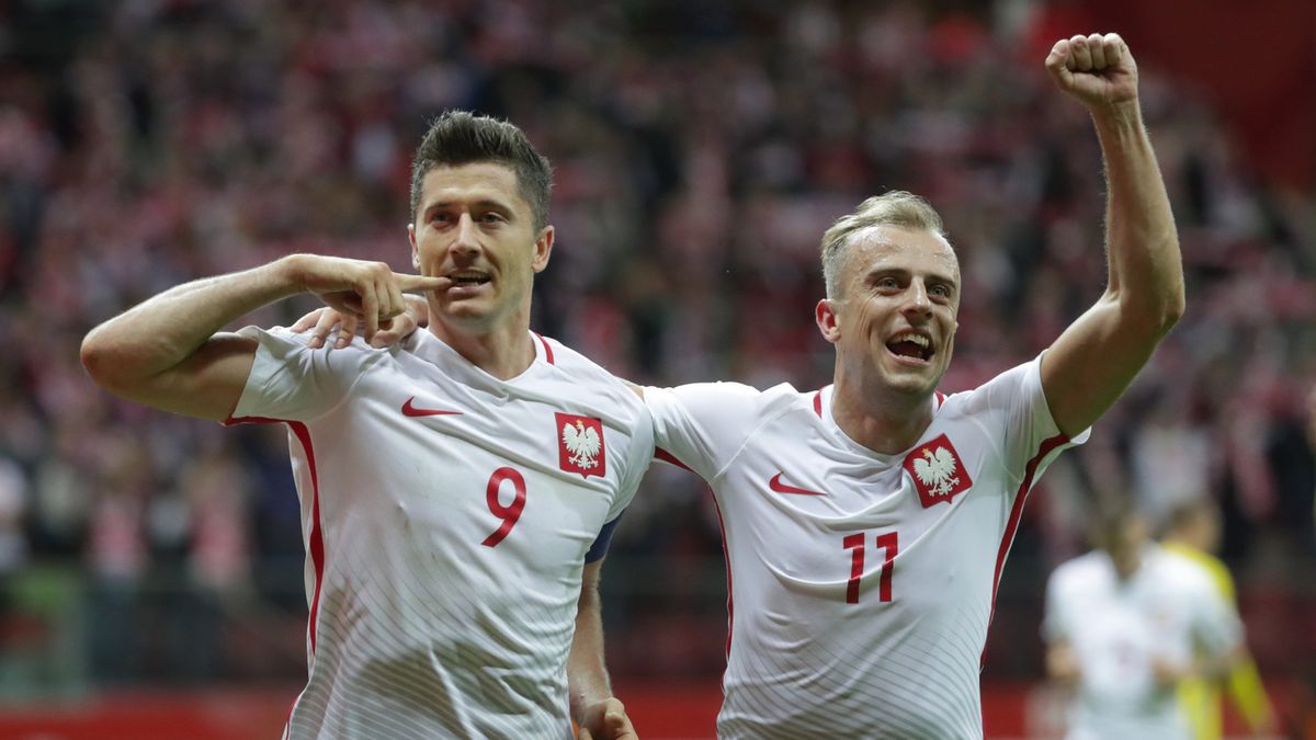 Na zdjeciu: Polacy Robert Lewandowski (L) i Kamil Grosicki (P) cieszą się ze zdobytej z rzutu karnego trzeciej bramki podczas meczu eliminacyjnego grupy E z Kazachstanem